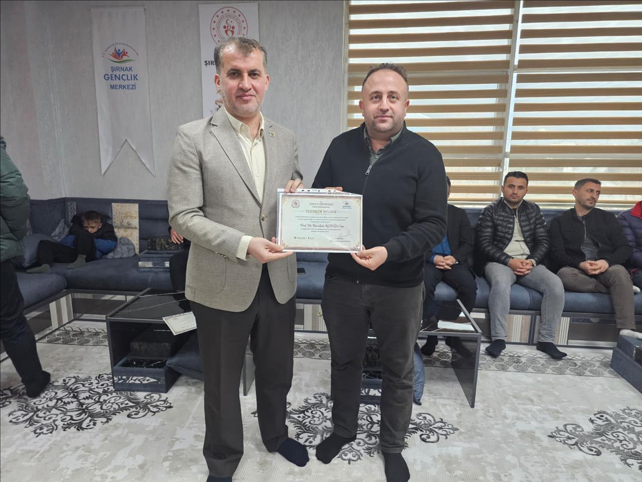 ogretim-uyelerimiz-prof-dr-nurullah-agitoglu-ve-doc-dr-veli-tatar-genclik-merkezinde-genclerle-b