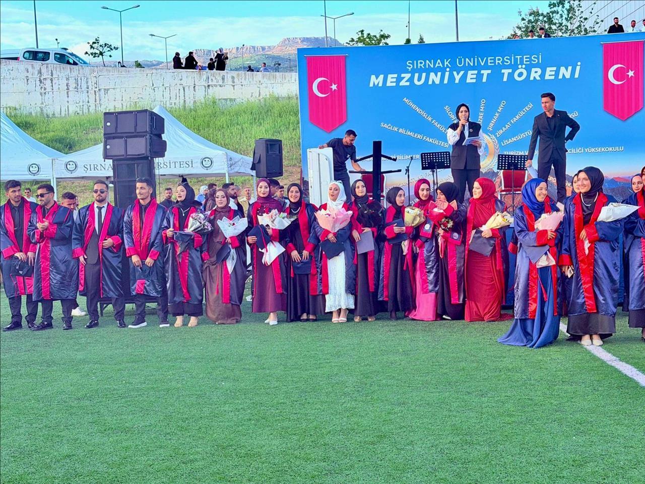 sirnak-universitesi-2025-2026-donemi-mezuniyet-toreni-kampusumuzde-coskuyla-duzenlendi