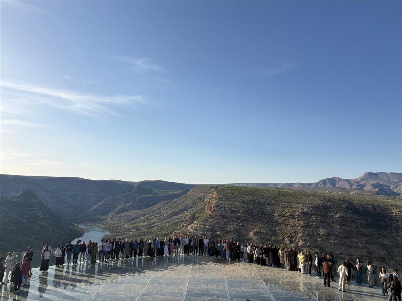 universitemizin-destegiyle-fakultemiz-ogrencileri-sirnak-in-idil-ilcesindeki-magara-koyu-ve-civarina